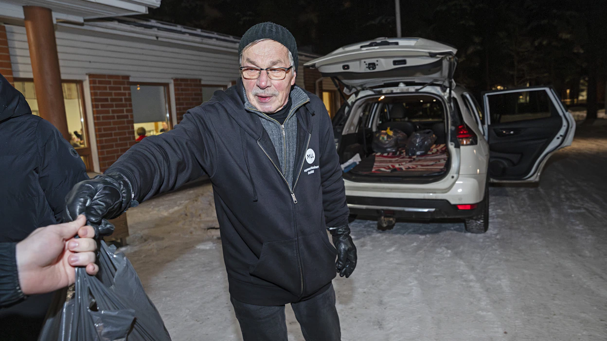 Heikki Anttila jakaa ruokakasseja Kempeleen Nuorisoseuran pihalla.