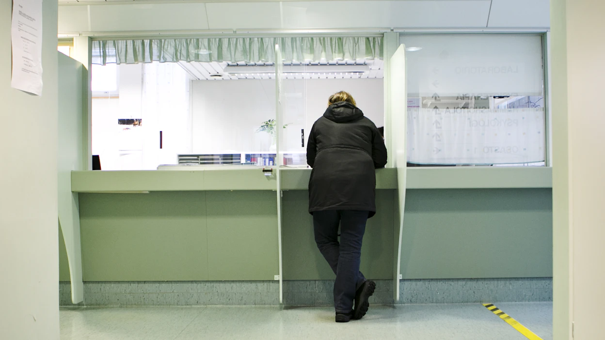 Tilanteet, joissa hoitosuosituksia yritetään täyttää riittämättömillä resursseilla, kuormittavat työntekijöitä kohtuuttomasti. Kuva on Elimäen terveysasemalta.