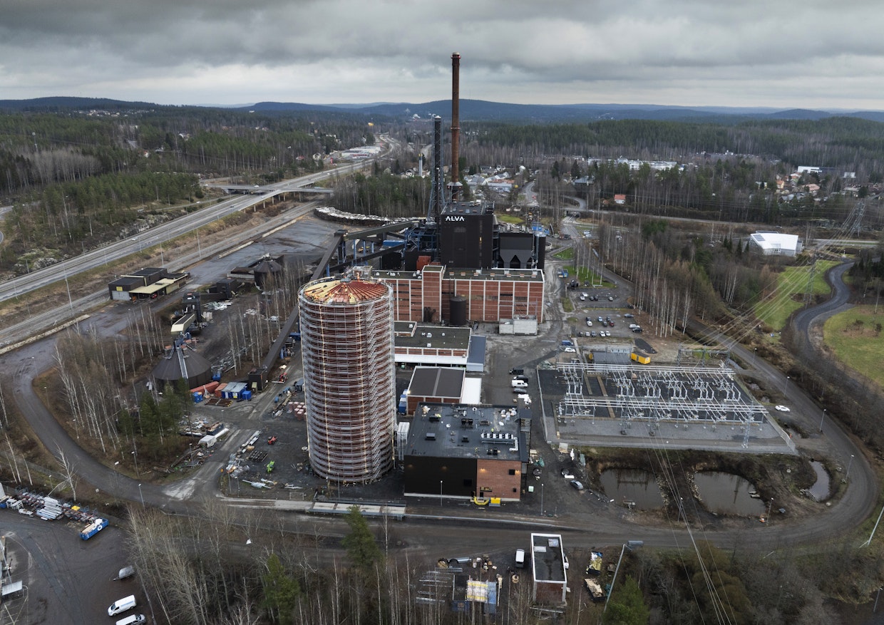 Kuvassa etualalla näkyvä 55 metriä korkea kaukolämpöakku on tärkeä Rauhalahden voimalaitoksen siirtyessä päästöttömään energiaan.