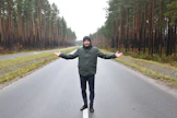 Kuvassa vasemmalla puolella tietä on valtion metsää ja oikealla yksityismetsää, Wojciech Winiarski esittelee.