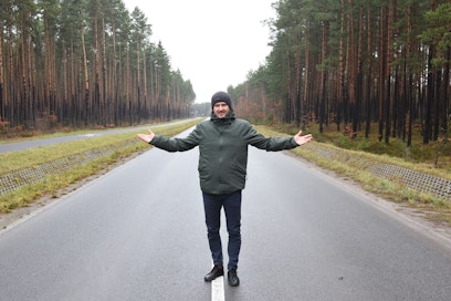 Kuvassa vasemmalla puolella tietä on valtion metsää ja oikealla yksityismetsää, Wojciech Winiarski esittelee.