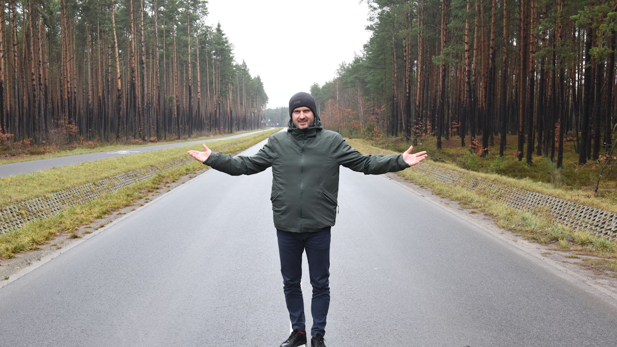 Kuvassa vasemmalla puolella tietä on valtion metsää ja oikealla yksityismetsää, Wojciech Winiarski esittelee.