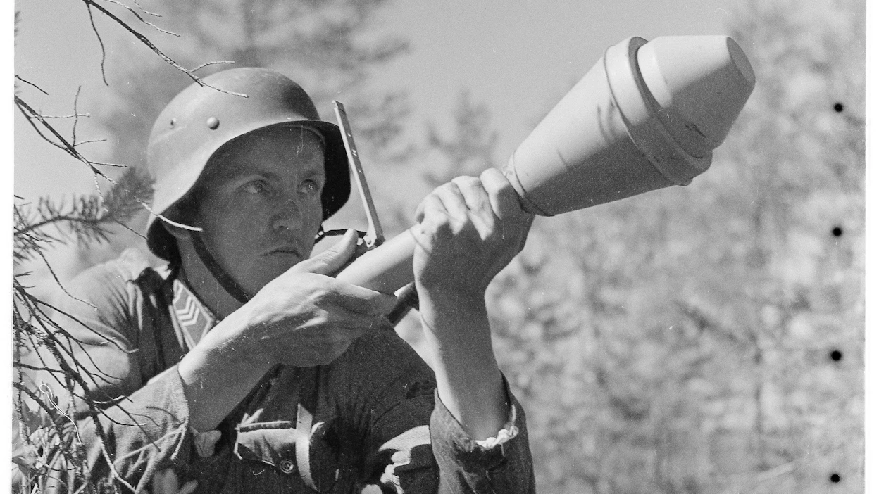 Tuntemattomaksi jäänyt kersantti JR 56:sta tutustumassa panssarinyrkin käyttöön Loimolanjärven seudulla elokuussa 1944.