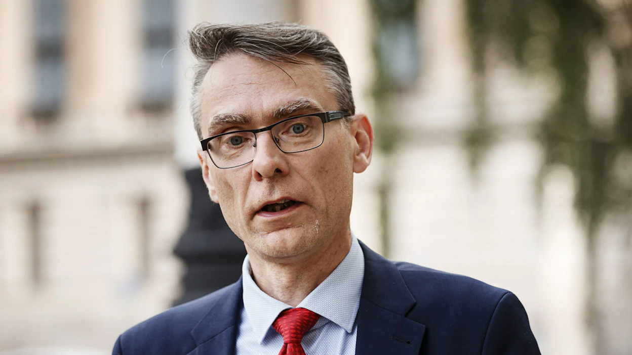 Oikeuskansleri Tuomas Pöysti sanoo, että on tavanomaista, että Suomi saa valmiiksi oman osuutensa kansainväliseen sopimukseen liittymisestä jo ennen kuin kaikki maat ovat saaneet ratifiointinsa valmiiksi. LEHTIKUVA / Roni Rekomaa.