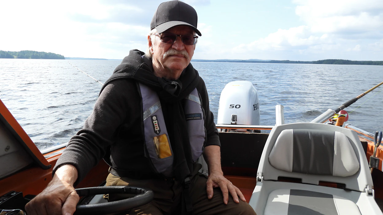 ”Uisteluveneen vauhti on neljä kilometriä tunnissa, silloin vaaput uivat hyvin”, kertoo Matti Kemppainen.