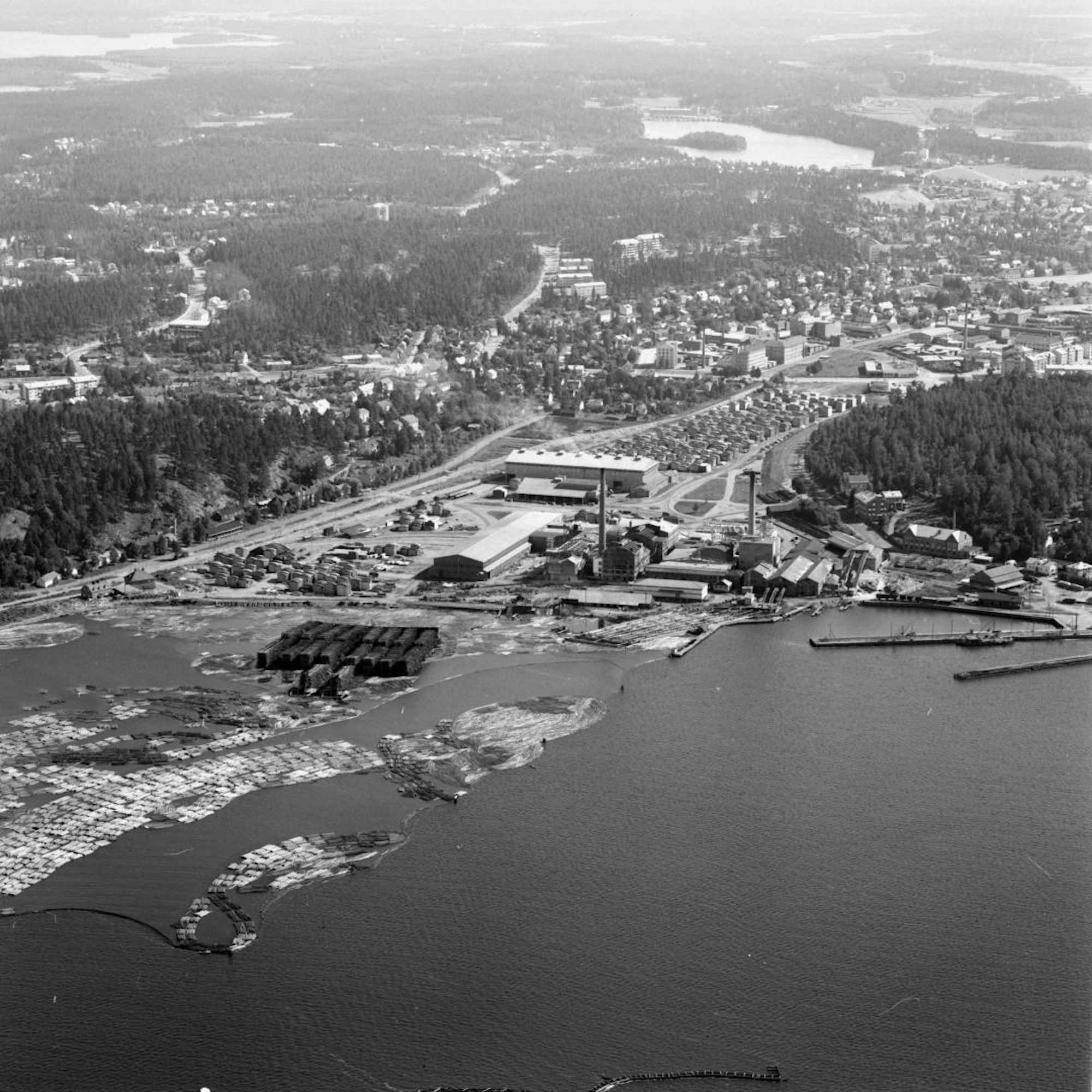 Näkymä Vesijärveltä Rauma-Repolan tehdasalueen yli itään 1960-luvulla.