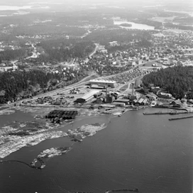 Näkymä Vesijärveltä Rauma-Repolan tehdasalueen yli itään 1960-luvulla. 