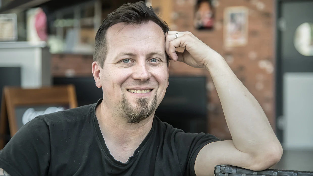 Juha Ristimaa on Kuljetus Ristimaan ja Ristimaa Customsin yrittäjä. Hän kuuluu myös ydinryhmään, joka järjestää Power Truck Show’n. Kuljetus Ristimaan autot ovat maanteiden liikkuvia taideteoksia.