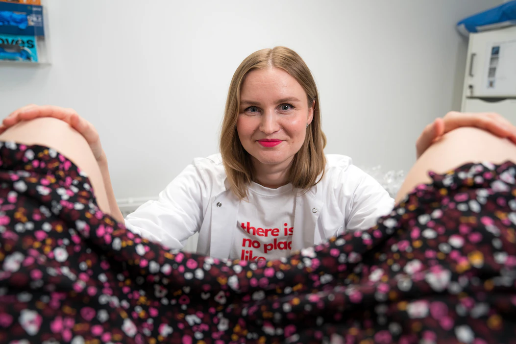 Gynekologi Kia Lampi kertoo, että naiset eivät useinkaan tunnista esivaihdevuosioireitaan. Unettomuutta, kuivaa ihoa ja mielialan vaihteluita saatetaan ihmetellä pitkään ennen lääkäriin hakeutumista ja silloinkin voi saada väärän diagnoosin.