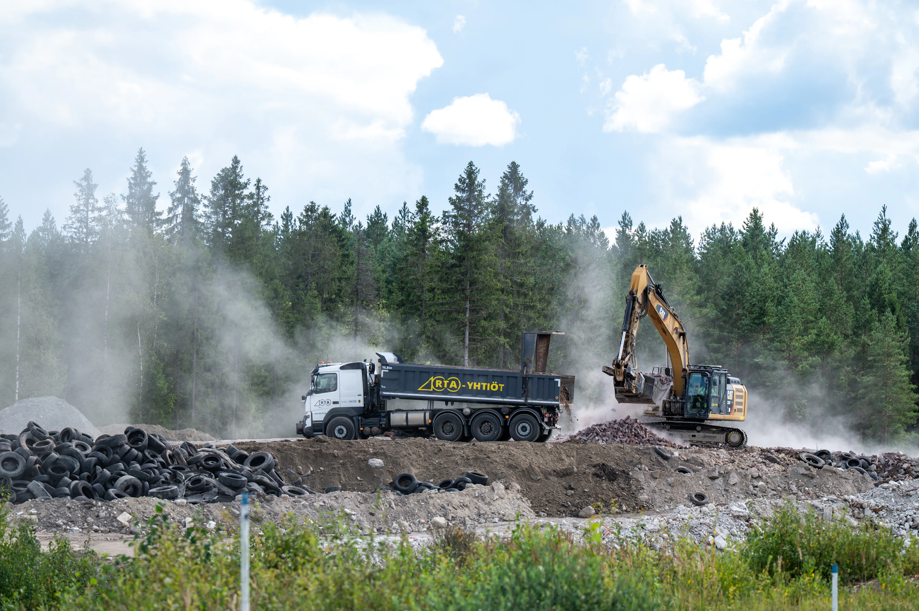 <em id="emphasis-c6b3dd8548f682b930d93bc919e52821">Lopen ampumaurheilukeskuksessa on tehty laajoja maamassojen ajo-, louhinta- ja rakennustöitä uusien ratojen, kuten tuhannen metrin kivääriradan, sekä tarvittavien meluvallirakenteiden toteuttamiseksi.</em>