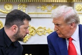 Ukrainan presidentin kanslian mukaan Volodymyr Zelenskyi odottaa keskustelevansa Yhdysvaltain presidentti Donald Trumpin kanssa lähipäivinä. Torstaina Zelenskyi tapasi Yhdysvaltain puolustusviranomaisia Kiovassa. LEHTIKUVA/AFP. 