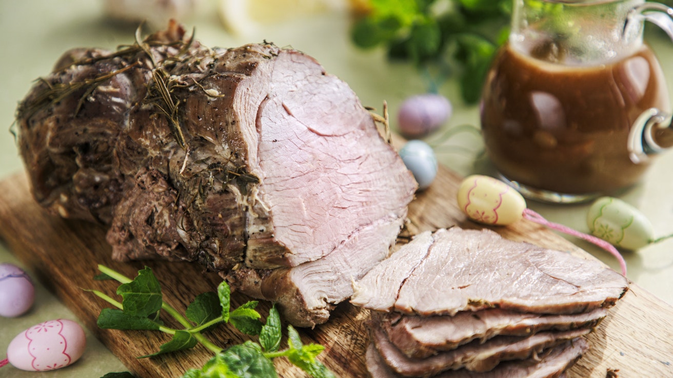 Yrteillä maustetun karitsan kanssa maistuu minttuinen kastike.