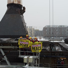 Yhdeksän Greenpeacen aktivistia osoitti mieltään 5. huhtikuuta 2022 energiayhtiö Helenin Salmisaaren hiilivoimalan laiturilla Helsingissä ja esti venäläisen hiililastin purkamisen.