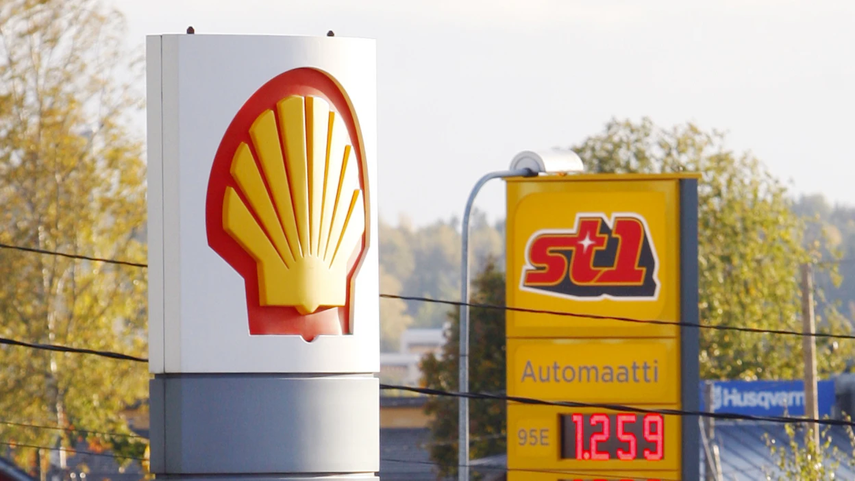 Shellin simpukkalogo on ollut pitkään tuttu näky teiden varsilla. Nyt ne ollaan korvaamassa St1:n logoilla.