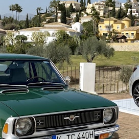 Toyota Corolla on ylivoimaisesti maailman myydyin automalli. Kuvassa vuonna 1970 esitelty kakkoskopan coupe-Corolla ottaa mittaa nykymallista.
