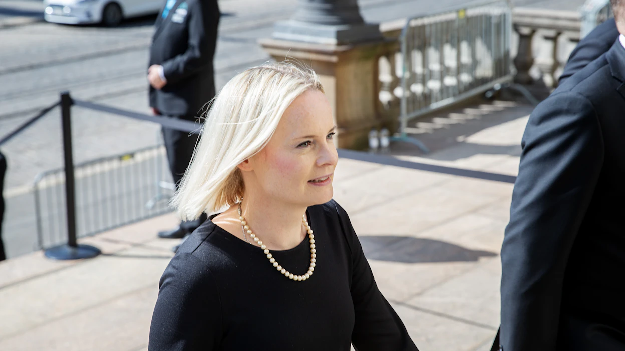 Valtiovarainministeri Riikka Purran (ps.) ensimmäinen budjetti on edelleen reilusti alijäämäinen, vaikka monesta kohteesta on niistetty.