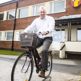 Oripään kunnanjohtaja Timo Tolppanen esittelee henkilökunnan käyttöön hankittua polkupyörää.