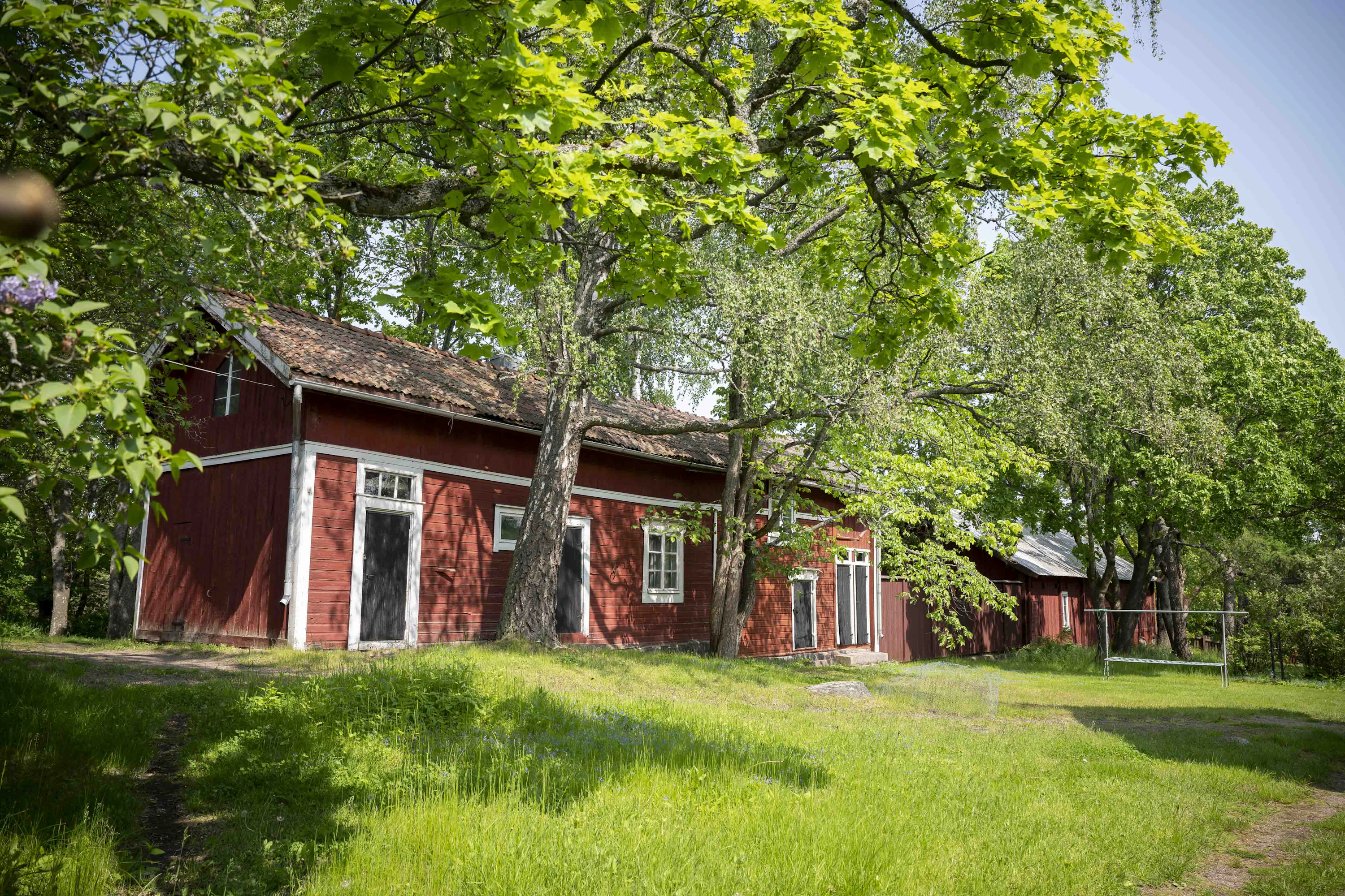 Piharakennuksissa oli alun perin pärekatot. Saunat ovat kylmillään, ja ulkohuussien käytöstä luovuttiin 1960-luvun alussa.