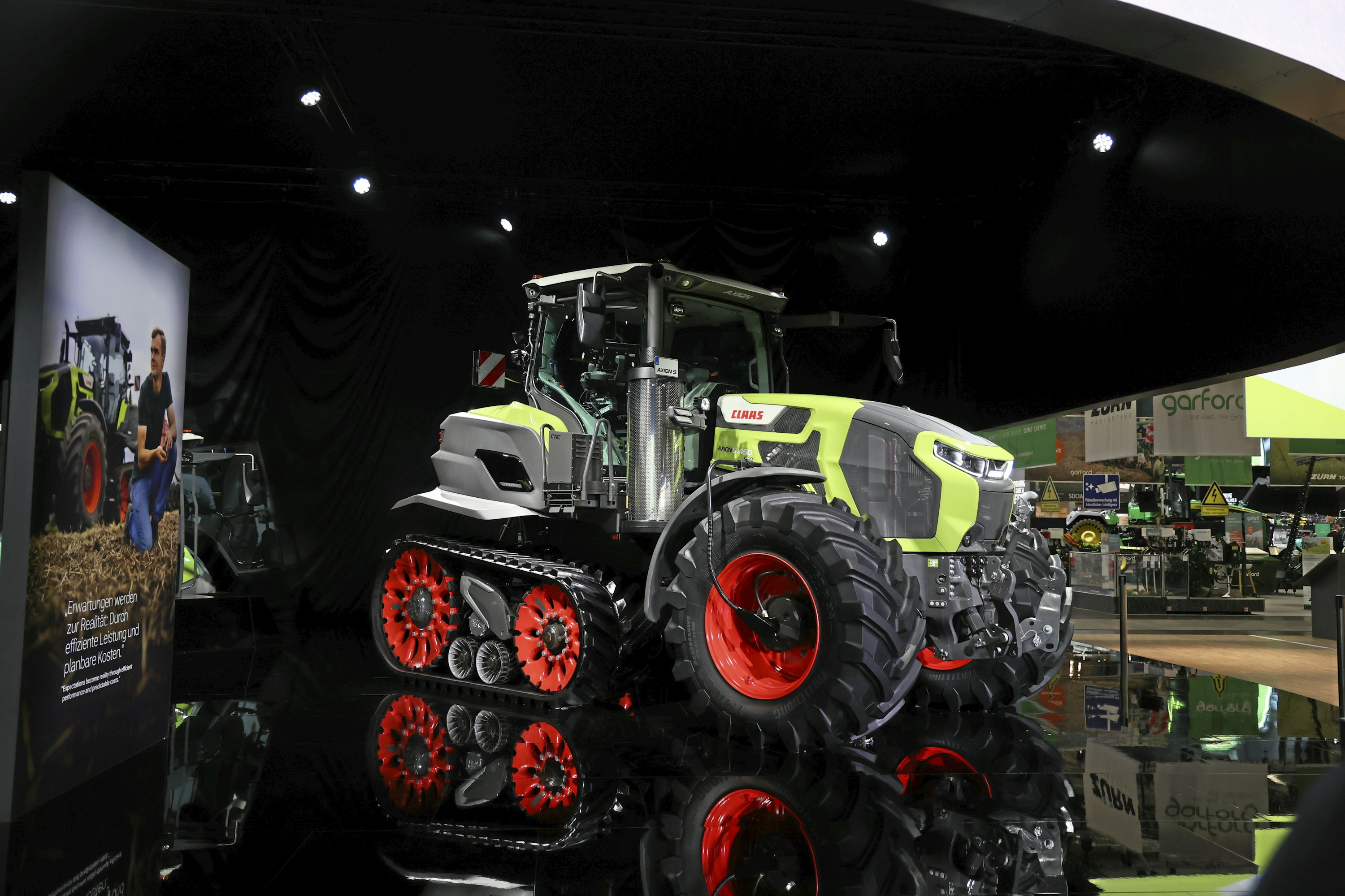 Claasin uusi Axion 9.450 TerraTrac -malli voitti Tractor of the Year 2026 HighPower -tittelin. Moottorina uutuusmalleissa on 8,7-litrainen FPT:n kuutoskone. Huippumallissa Axion 9.450 sen maksimiteho on 448 hv ja suurin vääntö 1 850 Nm. Axion 9 -mallistossa on viisi tehoversioita, maksimitehot ovat 326–448 hv. Traktorit varustetaan aina ZF:n portaattomalla voimansiirrolla. Mallistoon kuuluvat myös pyöräversiot.