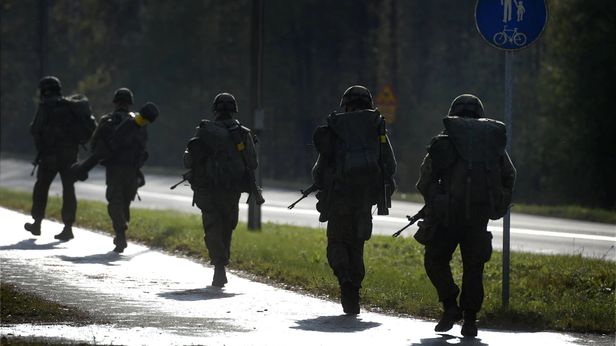 Siviileitä kehotetaan olemaan paljastamatta Puolustusvoimien kalustoa, henkilöstöä ja joukkojen liikkeitä tai sijainteja esimerkiksi sosiaalisessa mediassa. Arkistokuva. ESA MOILANEN / LEHTIKUVA.