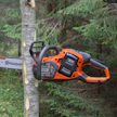 Husqvarnan akkusahamalliston 542iXP on omassa elementissään metsässä. Sahan varustelulla on panostettu karsintaominaisuuksiin ja saha onkin käytettävyydeltään kuin polttomoottorisaha.