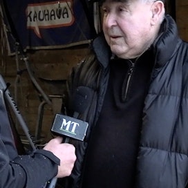 Kari Lähdekorpi (vas.) haastattelee ohjelmassa Otto Salojensaarta.