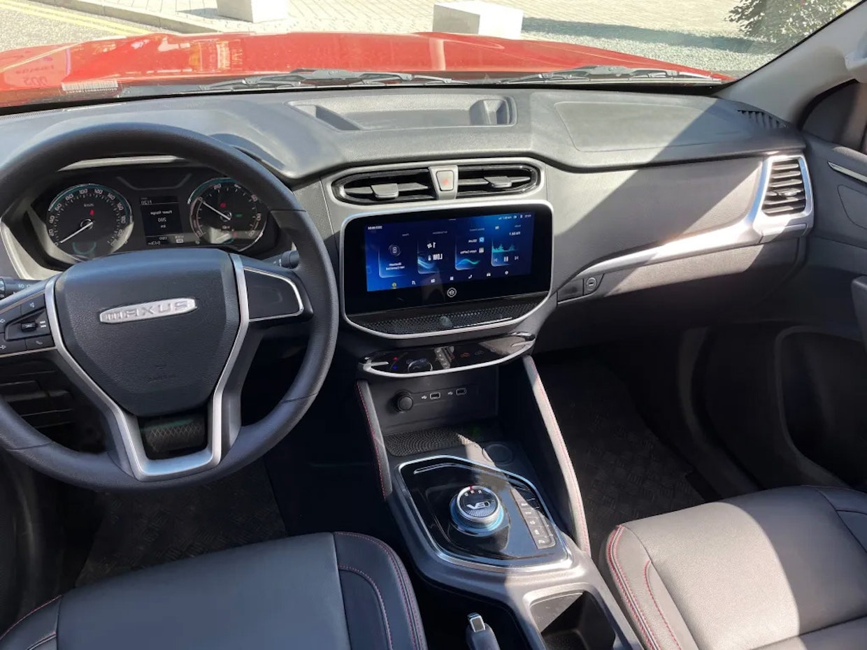 Ohjaamoilmettä hallitsee kojetaulun keskellä oleva 10,3” kosketusnäyttö. Muita vakiovarusteita ovat mm. Apple CarPlay, nahkaverhoillut istuimet ja kaksisuuntaisesti säädettävä nahkapäällysteinen ohjauspyörä.