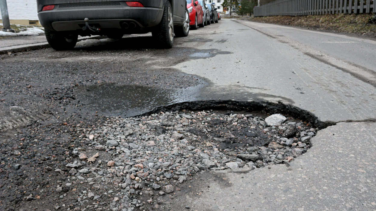 Plussasta miinukselle sahannut talvikeli ja sulamisvedet ovat aiheuttaneet teiden päällystevaurioita erityisesti eteläisessä Suomessa. Arkistokuva. LEHTIKUVA / Jussi Nukari.