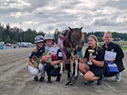 Ohjastaja Oona Tastula (ponin vasemmalla puolella), Inka Lempinen (vas.) ja omistaja Aava Tastula (ponin oikealla puolella) ja Tiia Tastula (oik.) pääsivät juhlimaan Smedens My Donnan Ponikuningattaren titteliä.