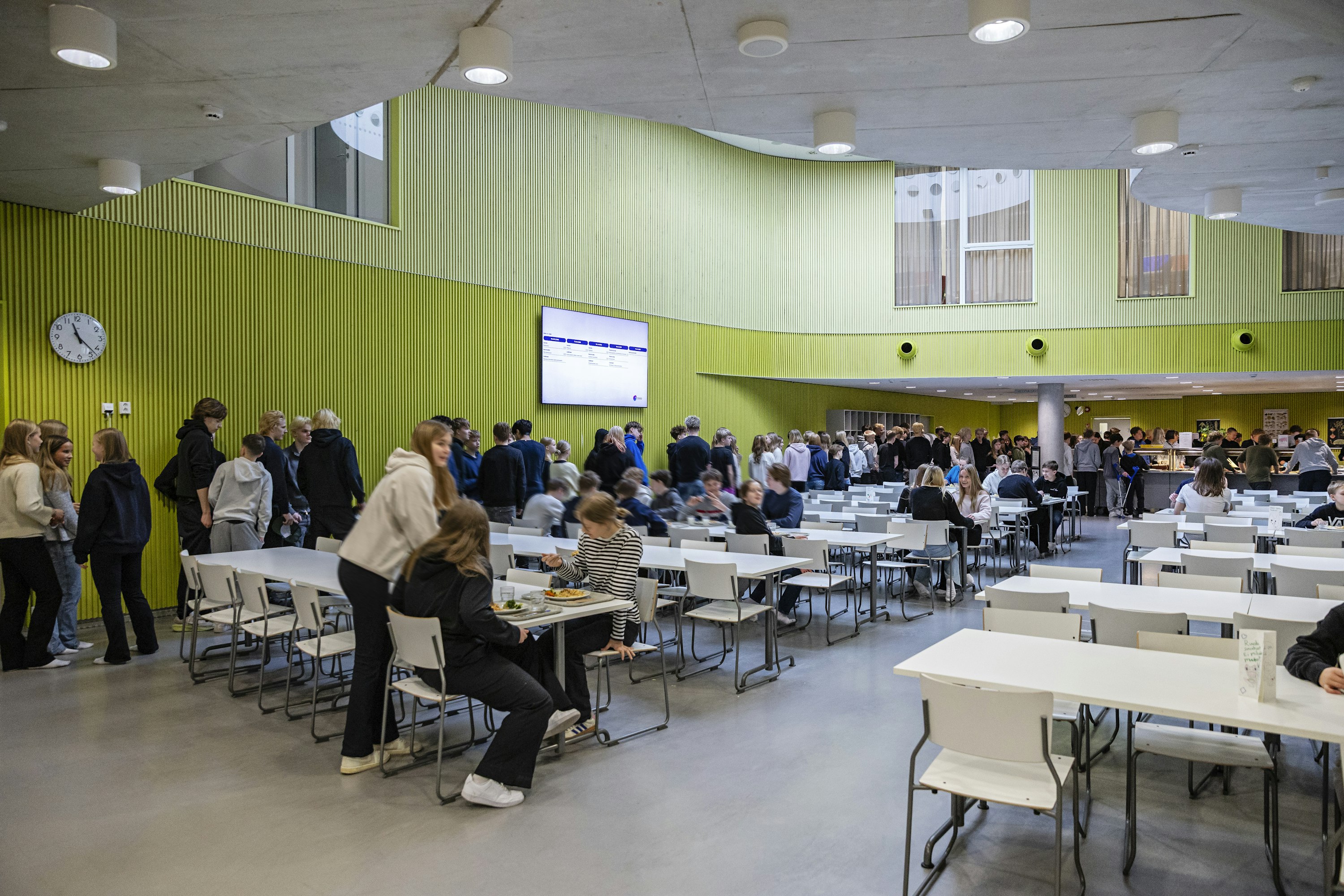 Pitkästä jonosta huolimatta Kastellin koulun ruokalan linjastot vetävät nopeasti. Jonotukseen kului viitisen minuuttia.