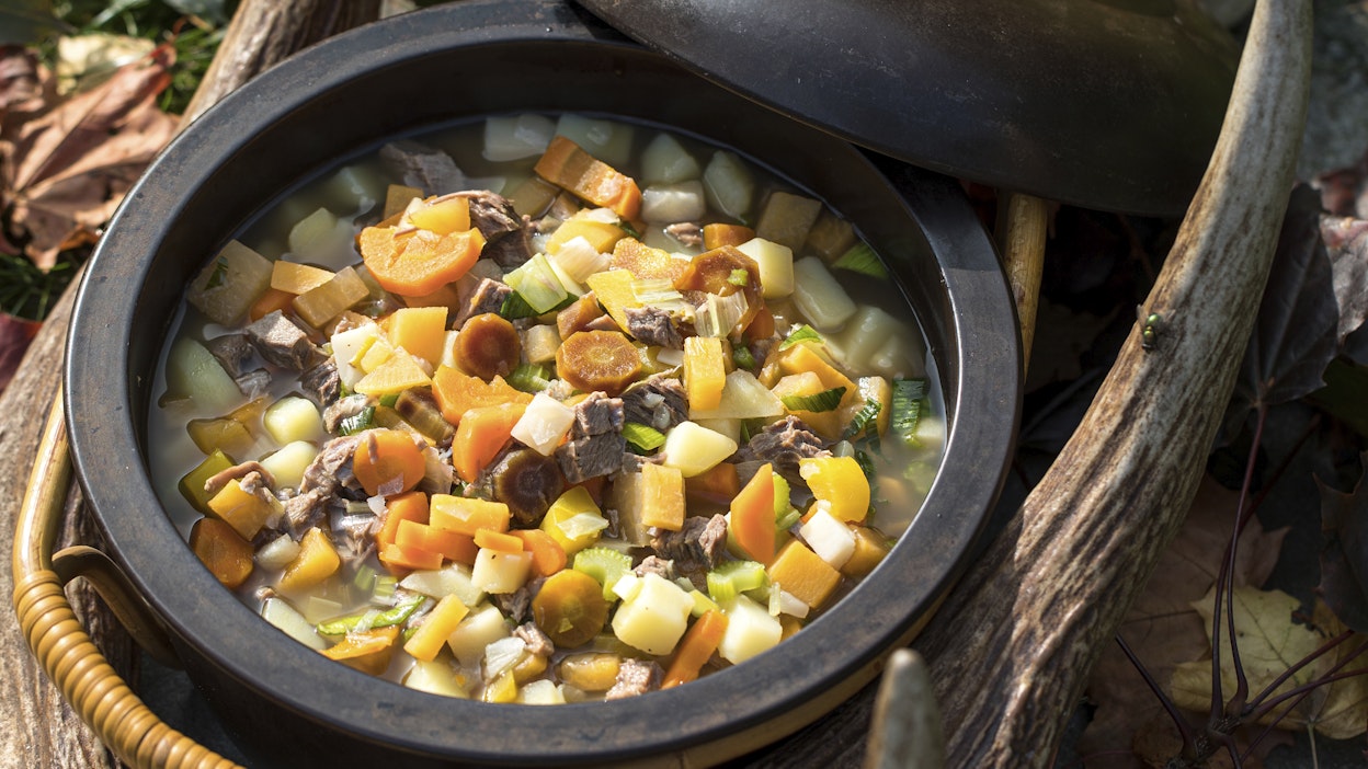 Keittoon voi käyttää yhtä hyvin hirven kuin peuran niskaa tai molempia.