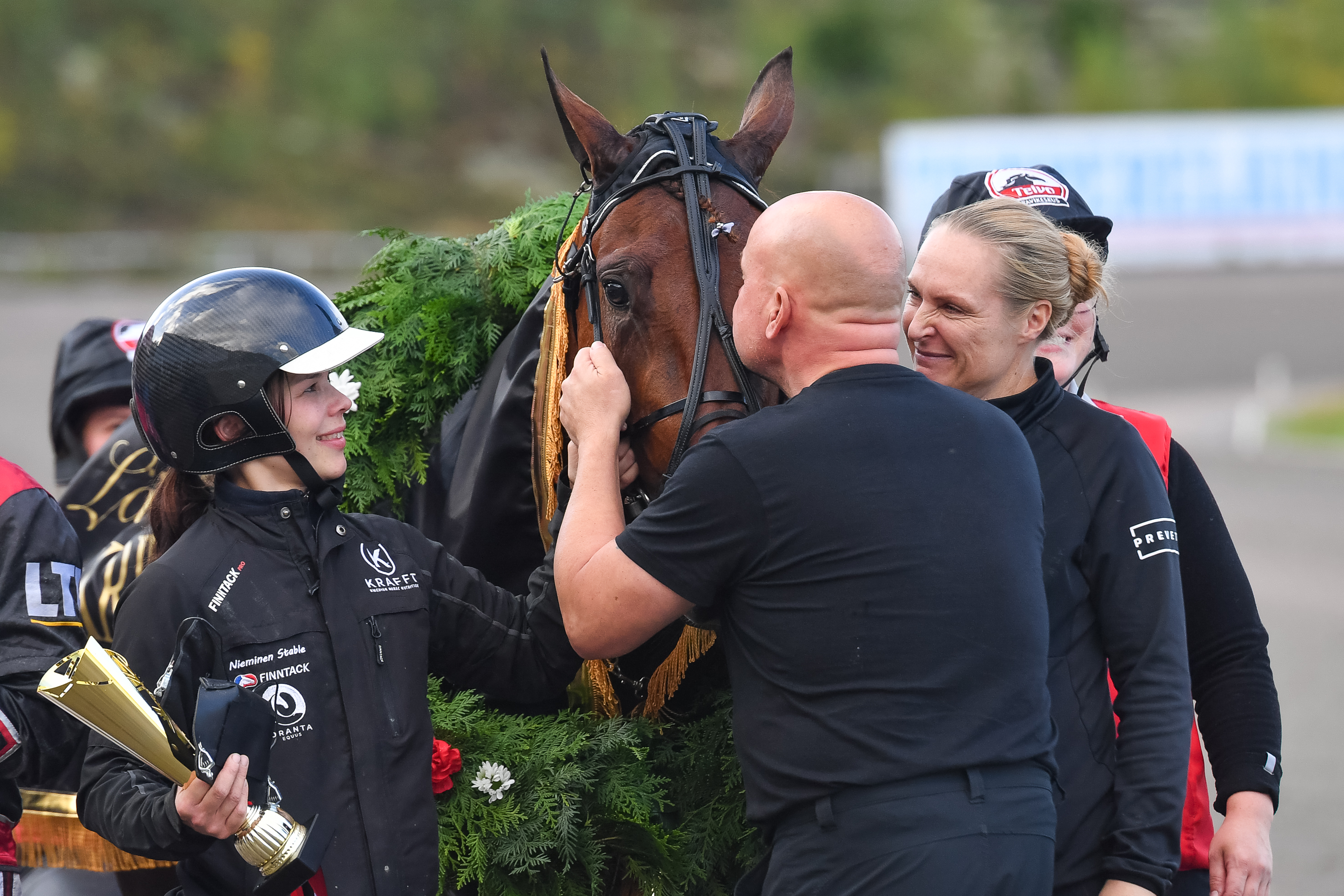 Piia Riihuhta (vas.), Juha Launonen ja Sirpa Ahonen juhlimassa Kriteriumin voittoa.