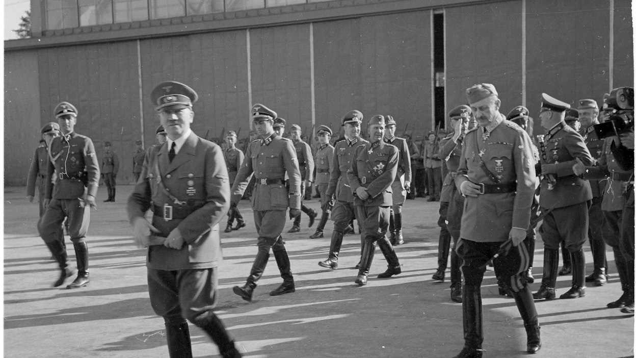 Hitlerin Saksa kohteli sekä Suomea vuosikausia huomattavan hienotunteisesti. Saksan valtakunnankansleri Adolf Hitler vieraili marsalkka Mannerheimin 75-vuotissyntymäpäivillä Immolassa 4. kesäkuuta 1942.