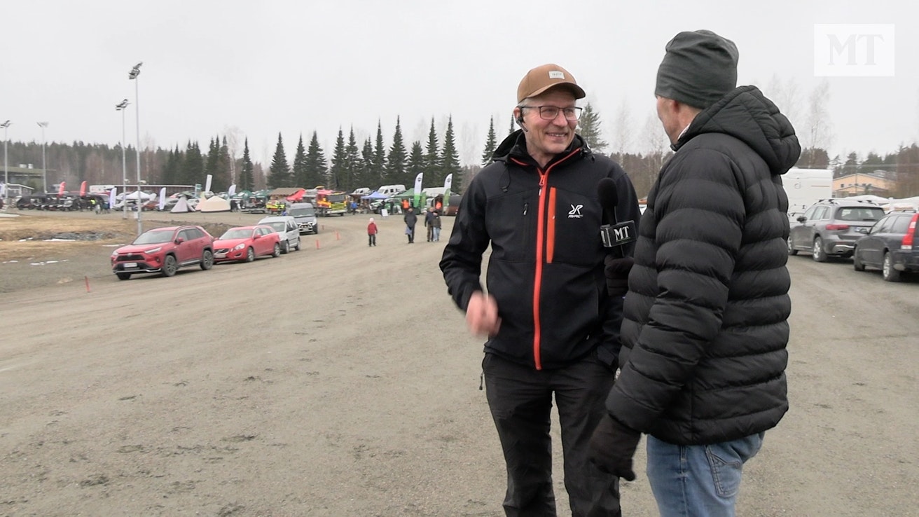 Mikko Lilleberg (vas.) kertoo ratamestarin työstä ja muistelee historiaansa hevosten parissa. Haastattelijana on Juha Jokinen.