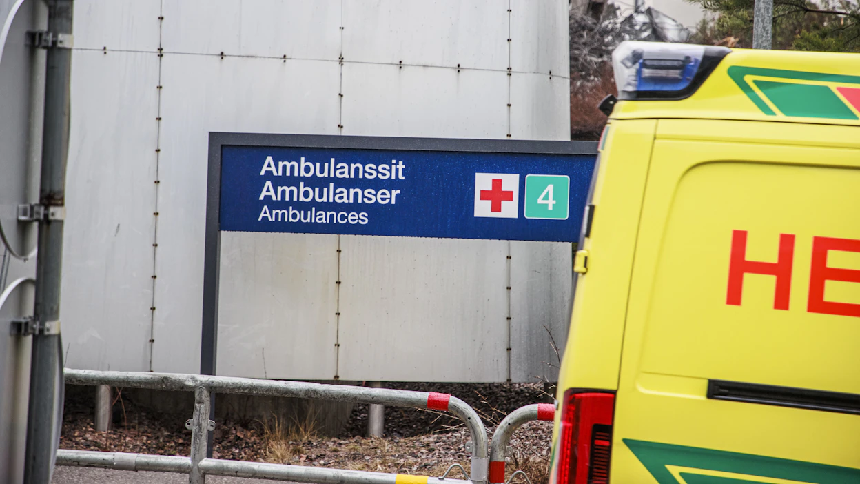 Ambulanssin kyytiin pääsee vain hätätilanteessa tai jos oireet vaativat välitöntä hoitoa. Kuvituskuva.