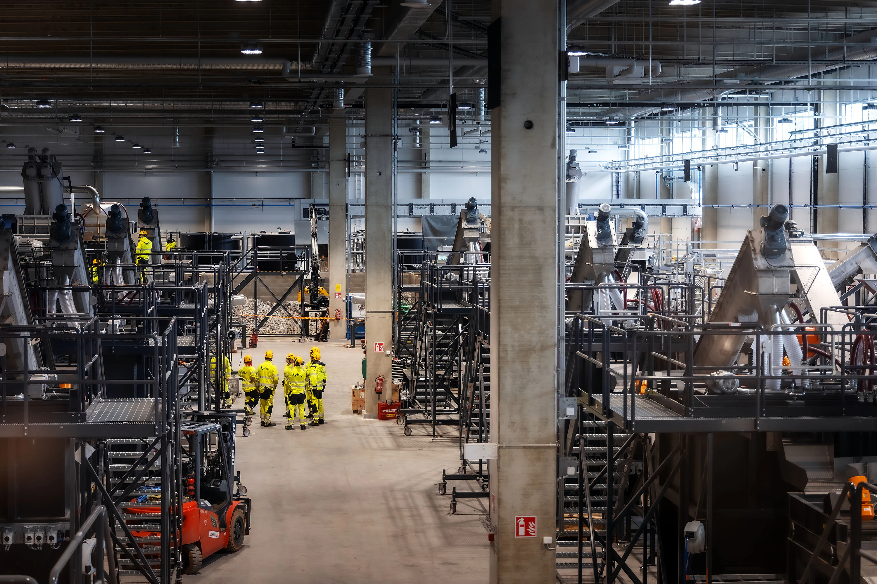 Kierrätysmuovin käsittelylinjasto on poikkeuksellinen, sillä lajittelu tapahtuu vesialtaissa ja perustuu muovien tiheyseroihin. Muovi peseytyy puhtaammaksi, eikä lopputuotteeseen kulkeudu niin herkästi epäpuhtauksia kuin, jos lajittelu tehtäisiin vain optisilla laitteilla.