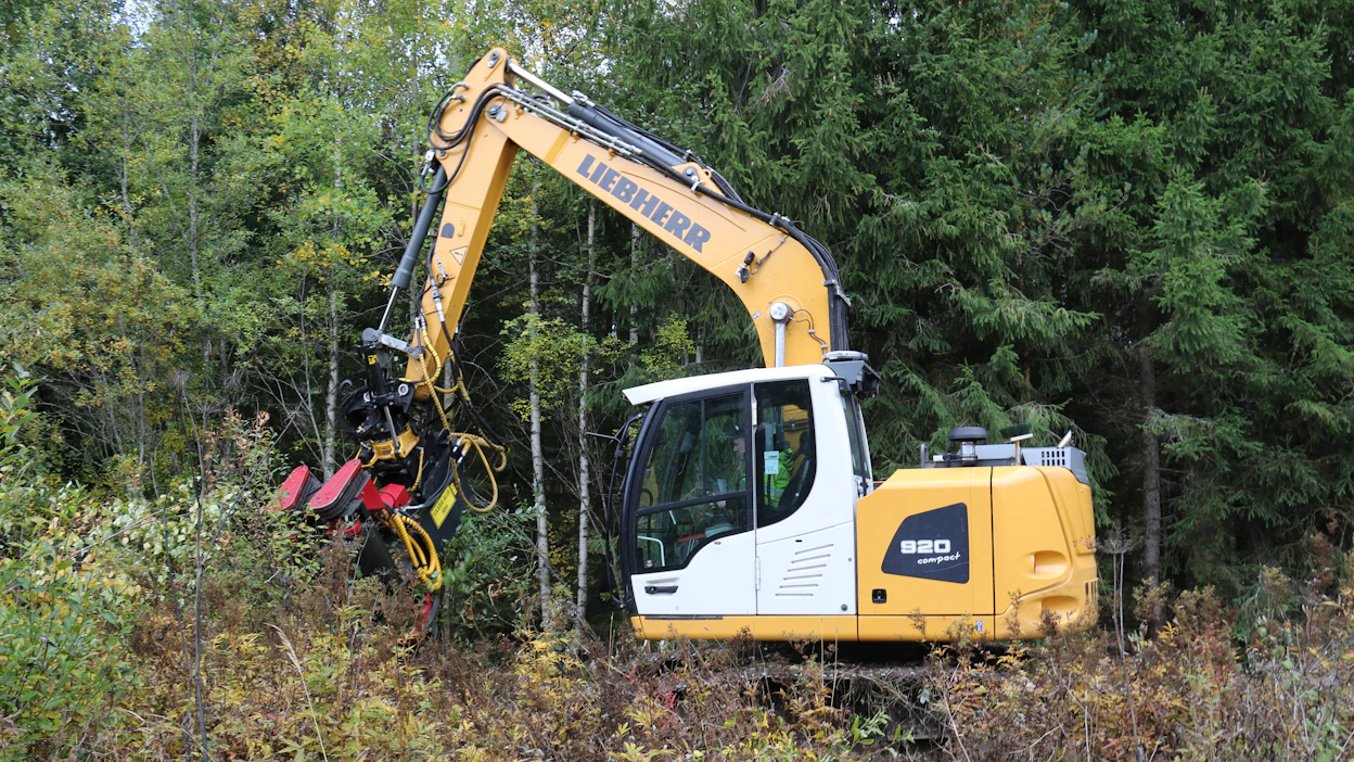 Liebherr-kaivinkoneen ja Risupeto-energiapuukouran yhdistelmällä energiapuuta syntyy tehokkaasti.