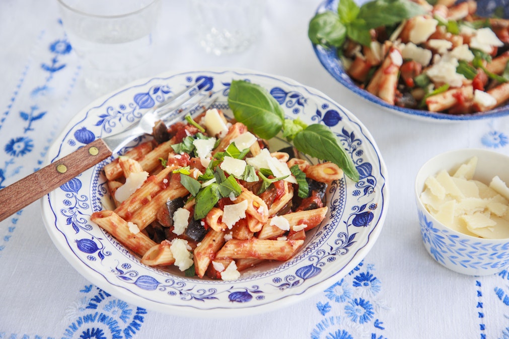 Sisilialainen kasvispasta alla Norma maistuu sellaisenaan tai lisukkeena.