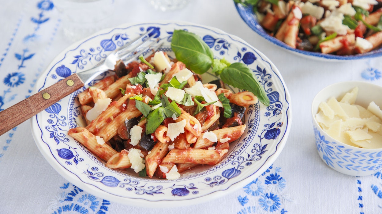 Sisilialainen kasvispasta alla Norma maistuu sellaisenaan tai lisukkeena.