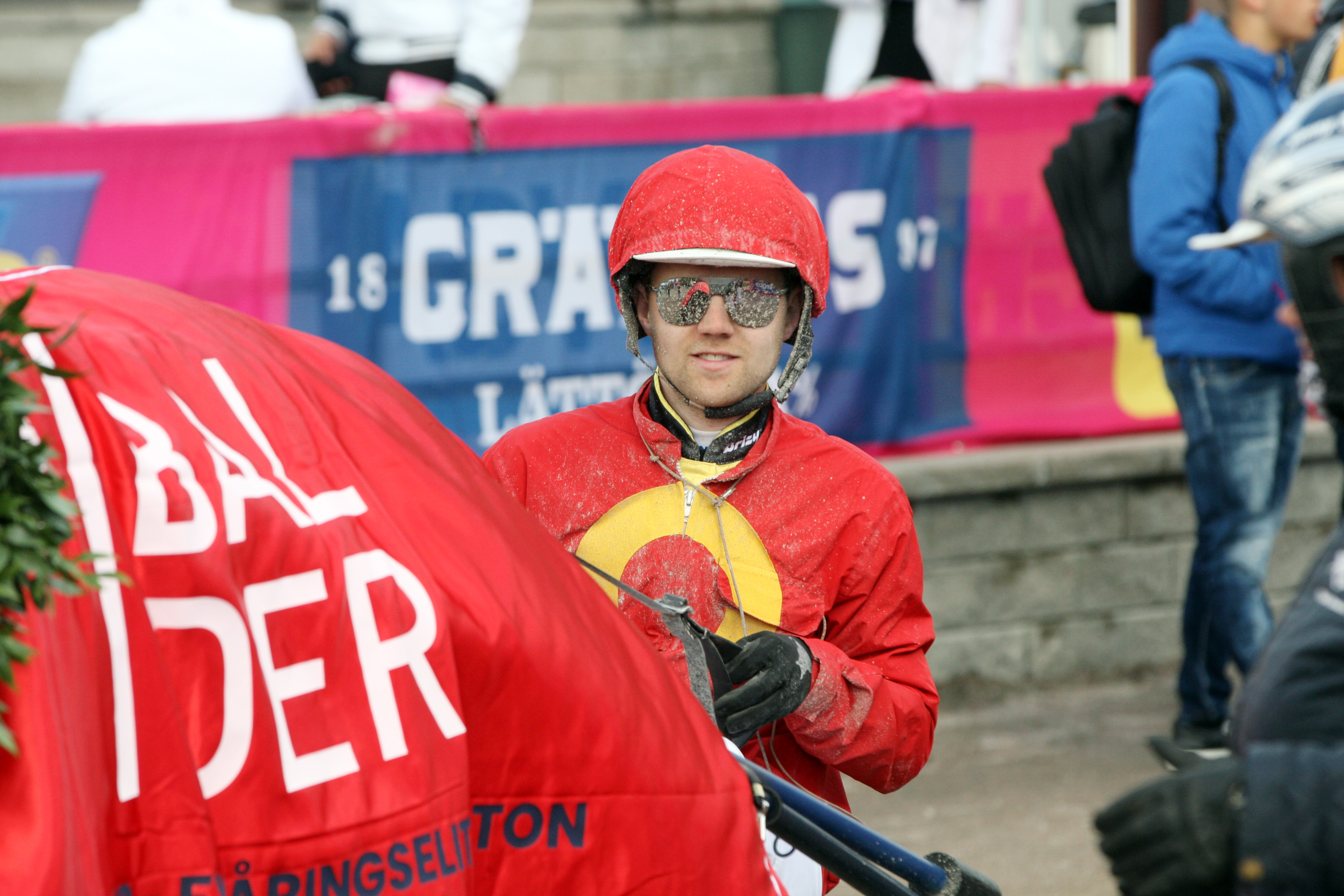 Mats E Djuse ohjasti lauantaina Toto75-voiton myös Stall Courant AB:n väreissä Jobspostin rattailla.