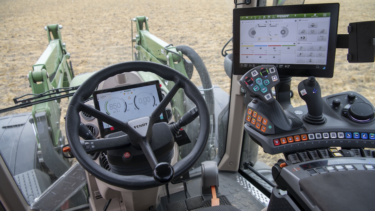 Nykyaikaisessa traktorissa on usein yksi tai kaksi näyttöä, ja joskus vielä täsmäviljelytyöskentelyä tai työkoneen hallintaa palveleva kolmas näyttö. Kaikki eivät ole kosketusnäyttöjä.