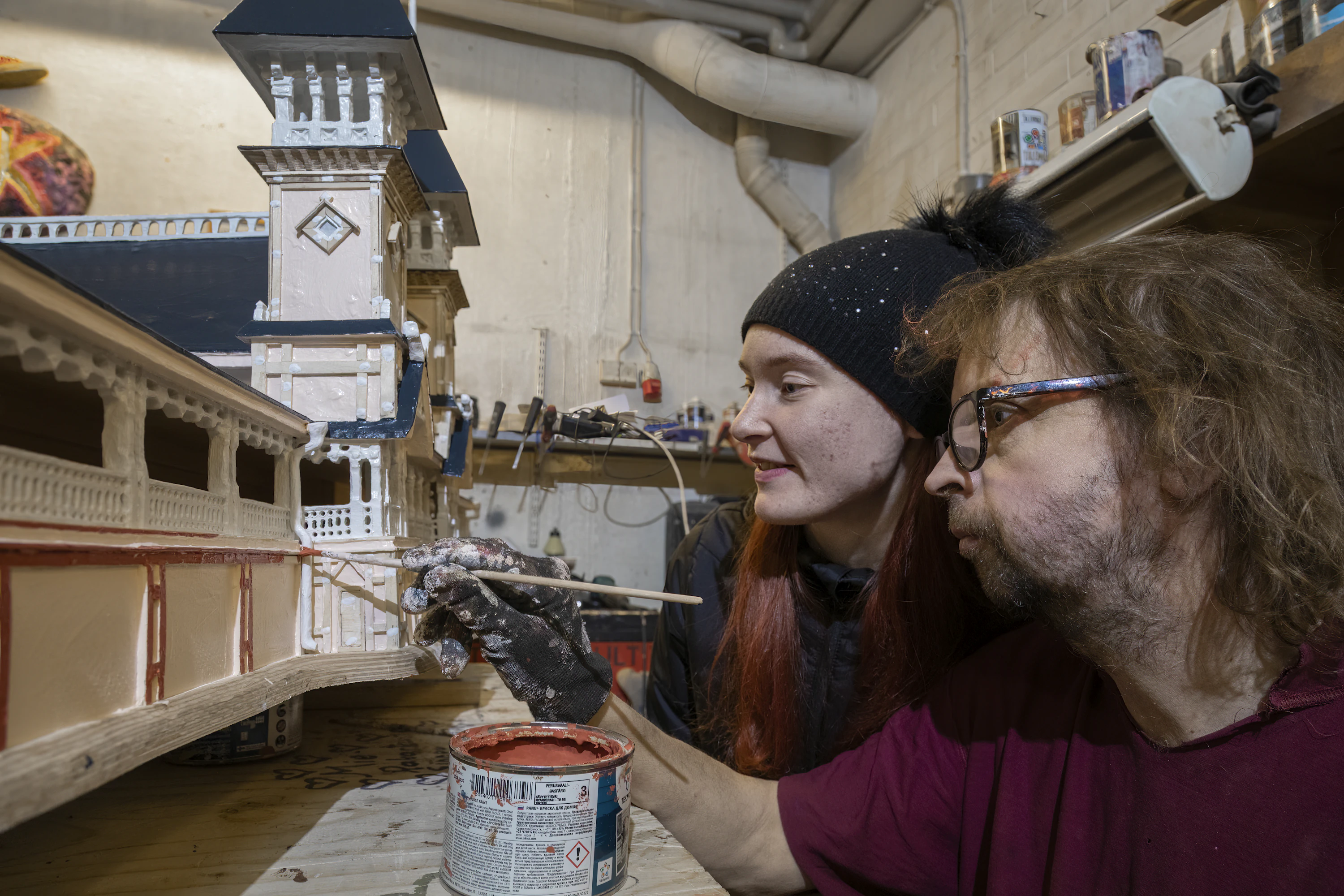Viikonloppuisin Eveliina Ruuskanen liittyy puolisonsa seuraan. He eivät jaksa mitata puutöiden ääressä aikaa, kuluu mitä kuluu.