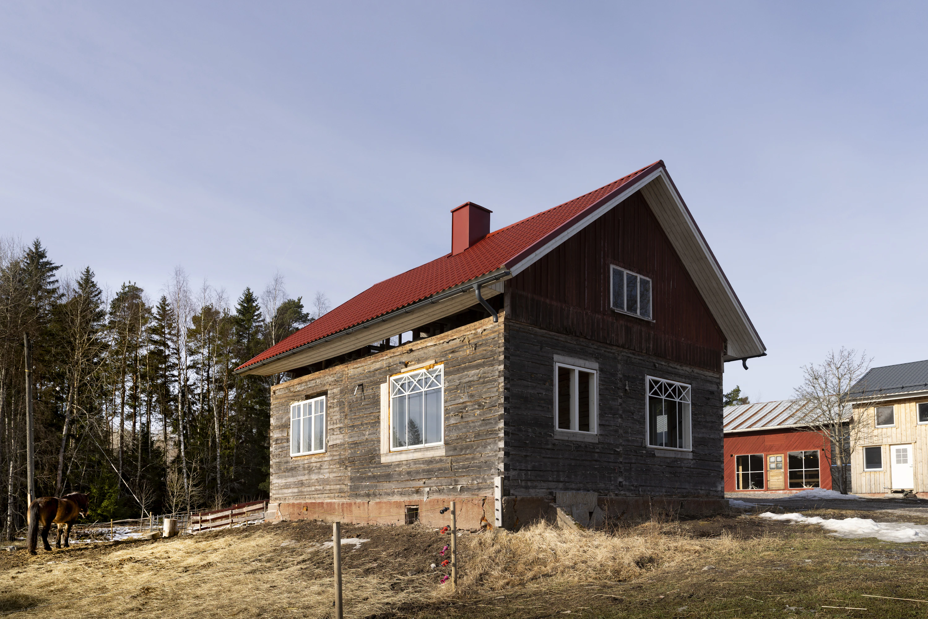 Tilan vanha päärakennus, josta piti ensin tulla perheen koti, mutta perhe asui tässä kanalan remontin ajan. Talon hirsikehikko on tiettävästi vuodelta 1933. Se on tuotu aikoinaan tilalle. Pariskunta purki talon rungolleen viime kesänä.