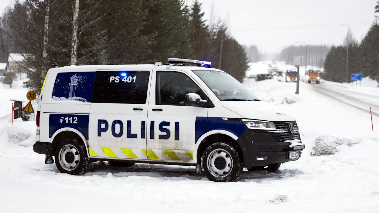Onnettomuudessa kuoli kolme ihmistä. Poliisin mukaan toinen autoista oli ajautunut vastakkaiselle kaistalle.