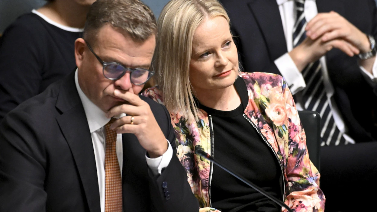 Pääministeri Petteri Orpon (kok.) hallituksen leikkauksien on arvioitu osuvan suhteellisesti kovimmin opiskelijoihin ja ansiosidonnaista työttömyysturvaa saaviin työttömiin.