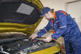 Juha Peltola katsasti Opel Astraan asetetun muuntosarjan Vuosaaressa viime vuoden syksyllä.