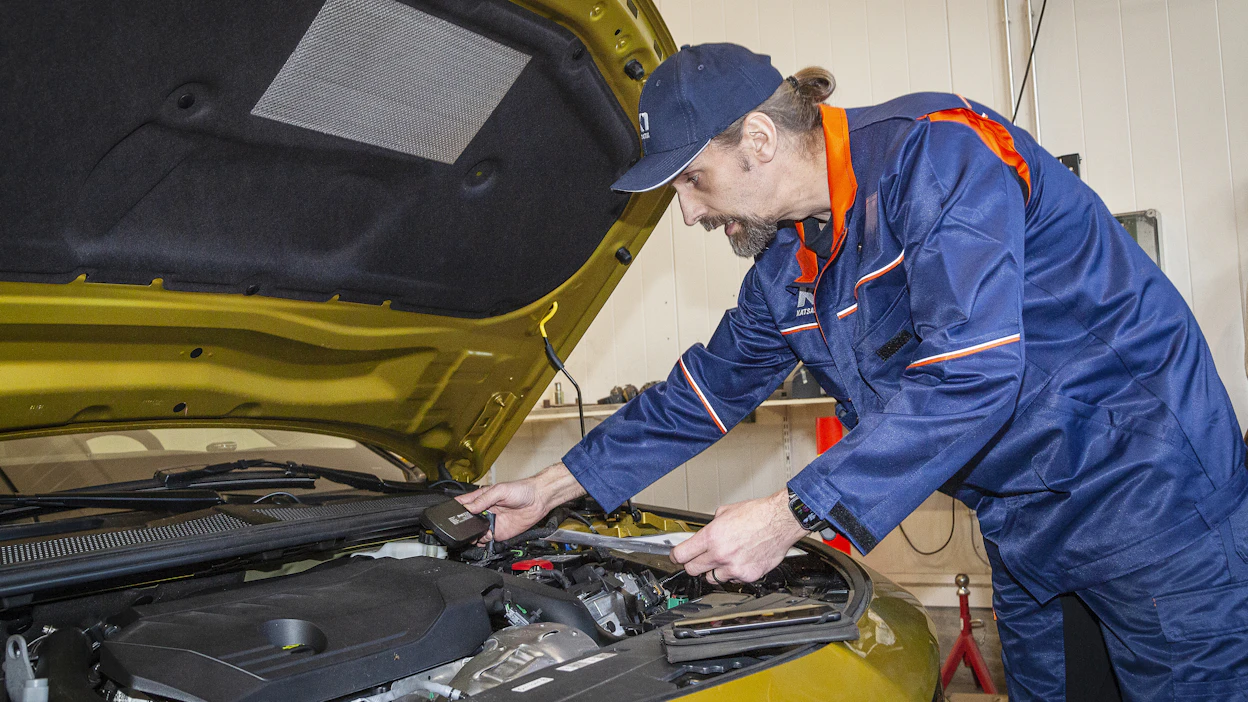 K1:n Juha Peltola katsasti uuden ladattavan Opel Astran etanolimuunnosta Vuosaaressa perjantaina.