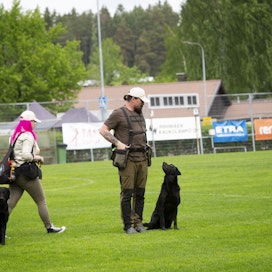 Torstaina Erämessujen ensimmäisessä noutajakoiranäytöksessä olivat mukana Anna Rastas (kesk.), Jukka Rastas (oik.) Ymir-koiran kanssa sekä Timo Rantanen Milo-koiran kanssa. 
