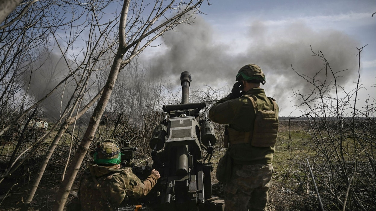 Ukrainan armeijan sotilaita Bahmutin lähistöllä maaliskuun lopulla. LEHTIKUVA/AFP. 