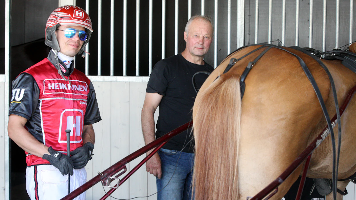 Lumi-Oosan kanssa valmistauduttiin sunnuntain kisaan eri tavalla kuin aikaisemmin. Kuvassa ohjastaja Santtu Raitala ja valmentaja Harri Kotilainen juuri ennen esittelyyn suuntaamista.
